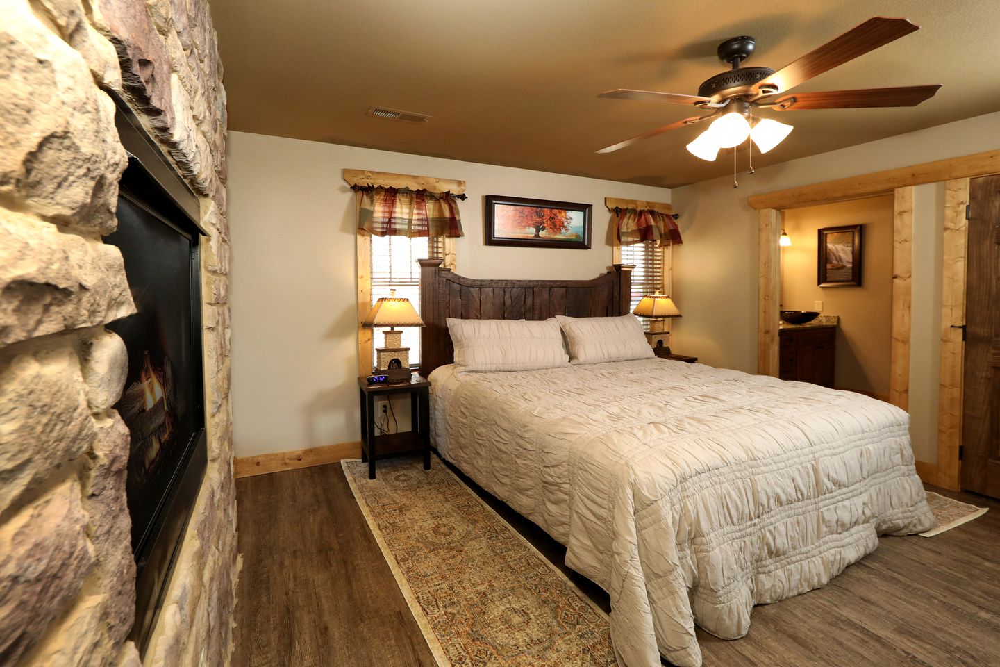 Amazing Cute Cabin with Fireplace, Game Room, Swimming Pool and Hot-tub in Gatlinburg, Tennessee