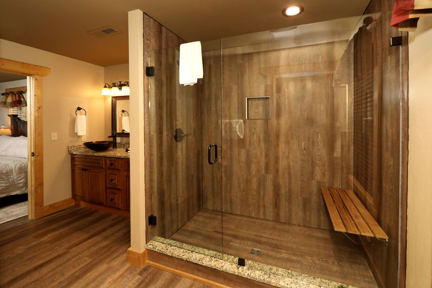 Amazing Cute Cabin with Fireplace, Game Room, Swimming Pool and Hot-tub in Gatlinburg, Tennessee