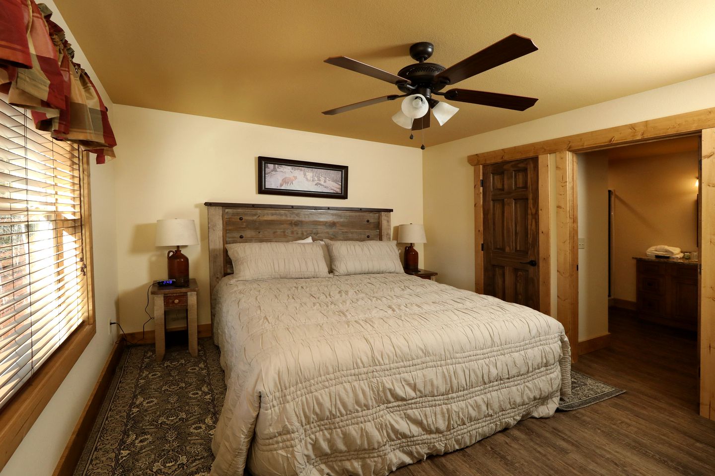 Amazing Cute Cabin with Fireplace, Game Room, Swimming Pool and Hot-tub in Gatlinburg, Tennessee