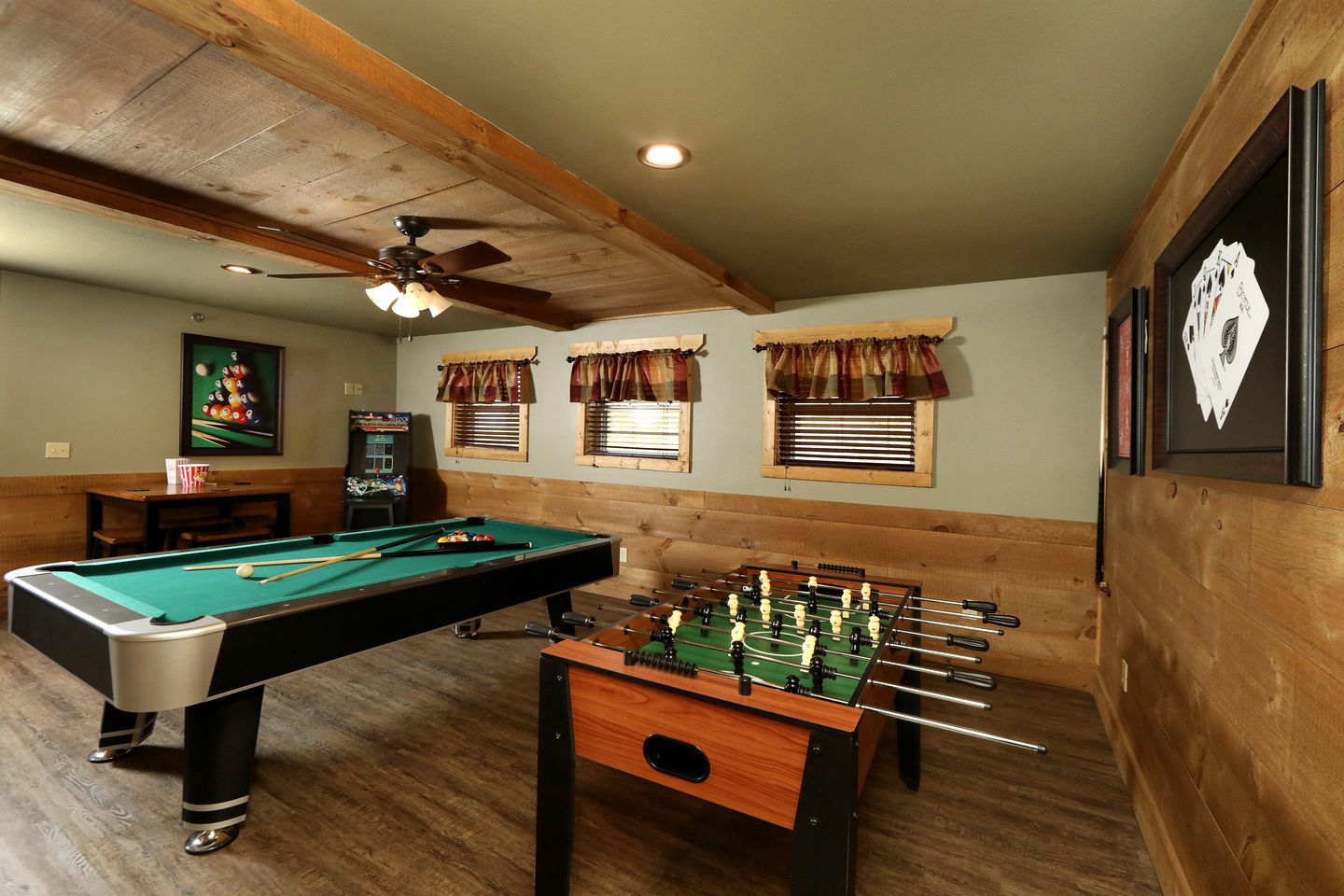 Amazing Cute Cabin with Fireplace, Game Room, Swimming Pool and Hot-tub in Gatlinburg, Tennessee