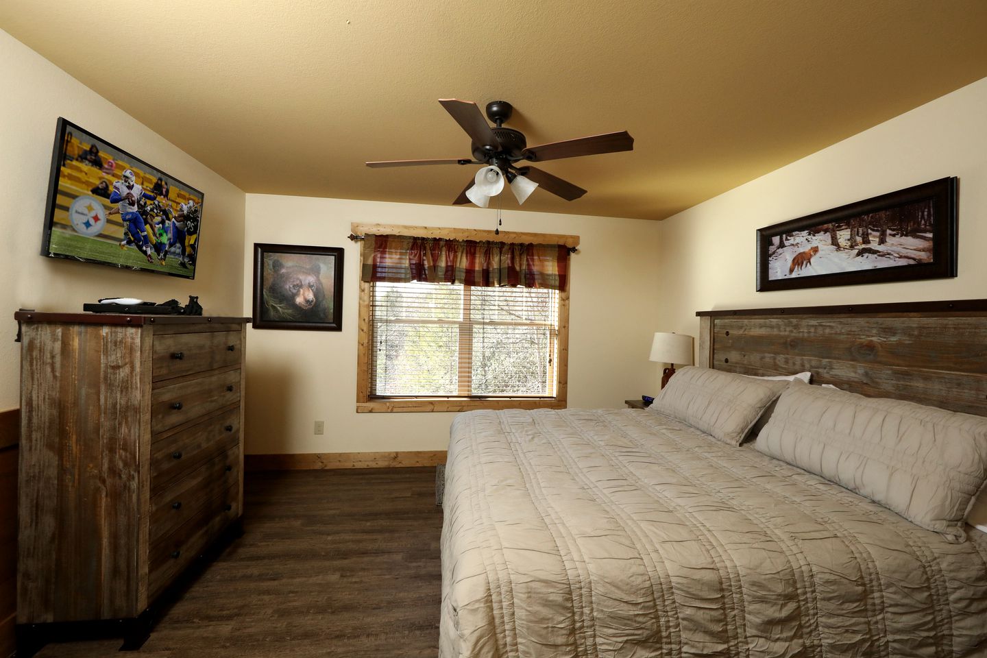 Amazing Cute Cabin with Fireplace, Game Room, Swimming Pool and Hot-tub in Gatlinburg, Tennessee