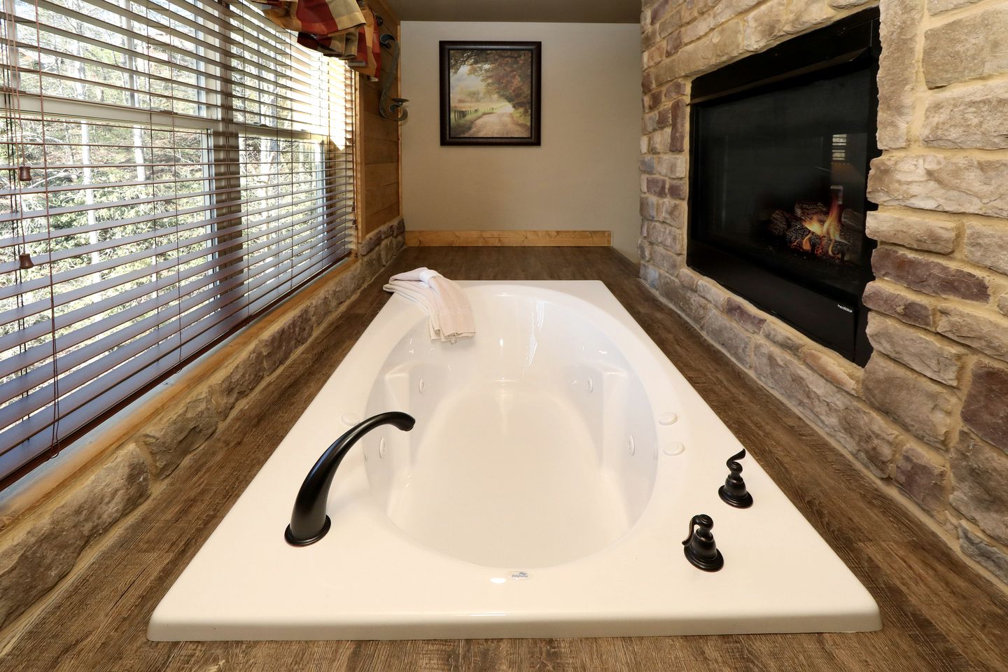 Amazing Cute Cabin with Fireplace, Game Room, Swimming Pool and Hot-tub in Gatlinburg, Tennessee