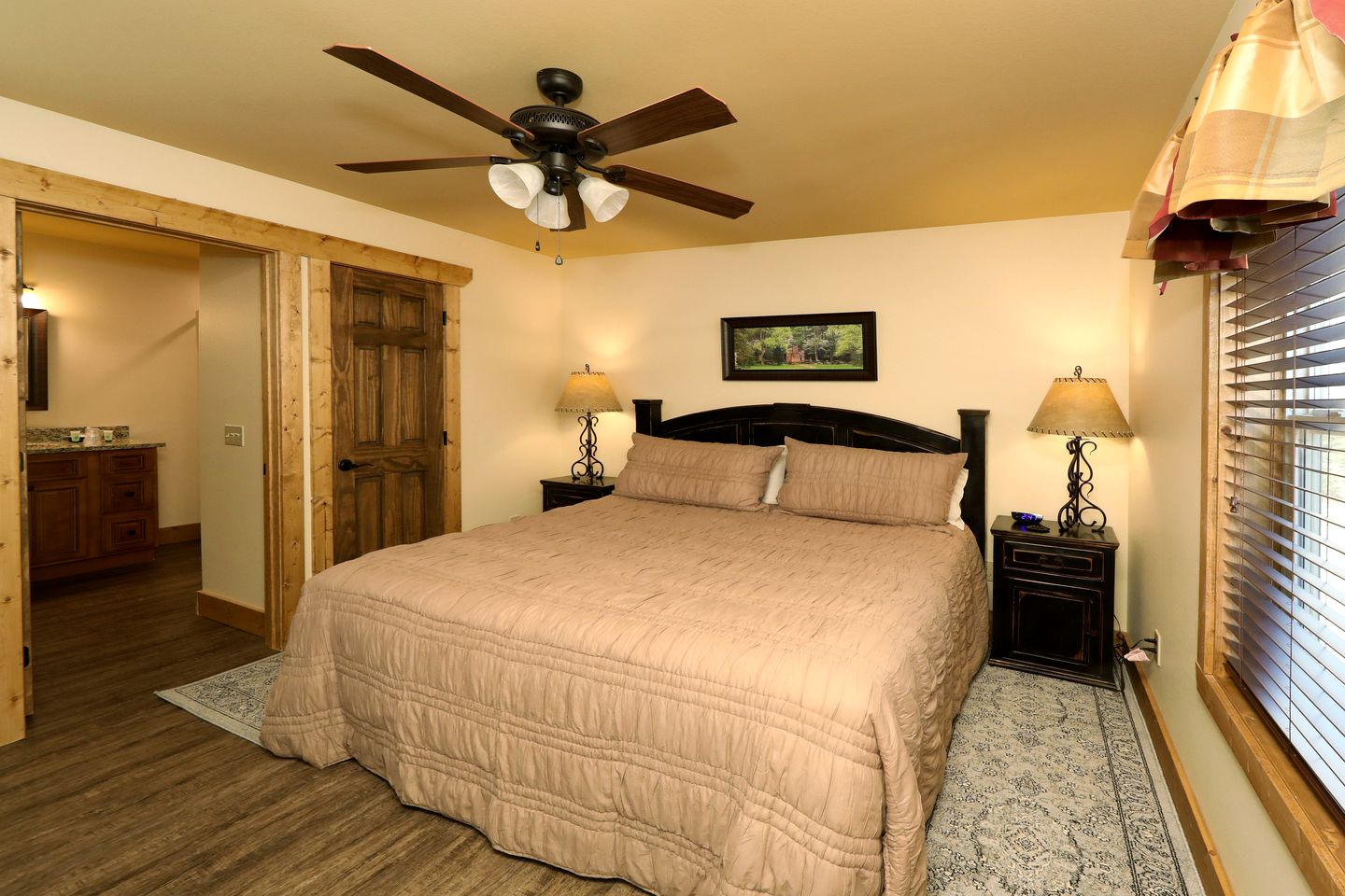 Amazing Cute Cabin with Fireplace, Game Room, Swimming Pool and Hot-tub in Gatlinburg, Tennessee