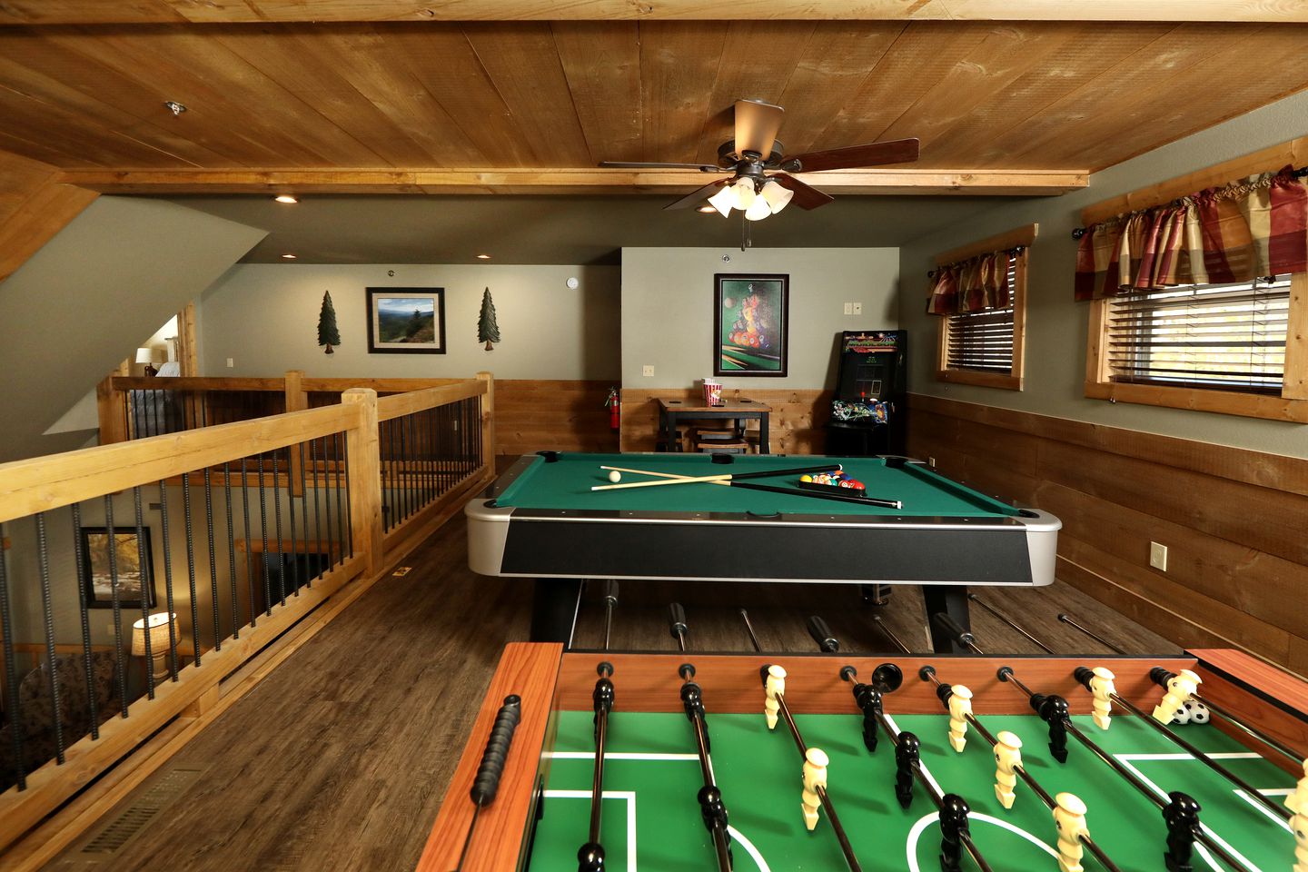 Amazing Cute Cabin with Fireplace, Game Room, Swimming Pool and Hot-tub in Gatlinburg, Tennessee