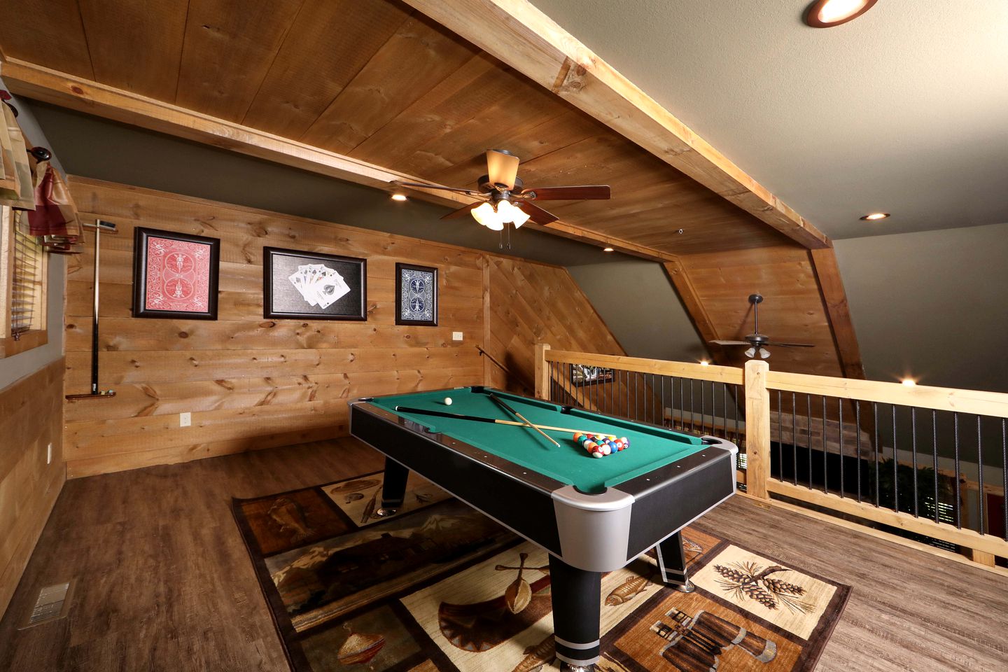 Amazing Cute Cabin with Fireplace, Game Room, Swimming Pool and Hot-tub in Gatlinburg, Tennessee