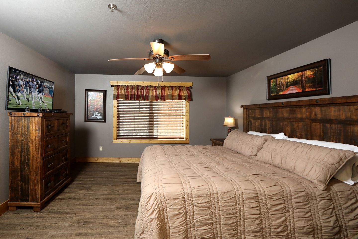 Amazing Cute Cabin with Fireplace, Game Room, Swimming Pool and Hot-tub in Gatlinburg, Tennessee