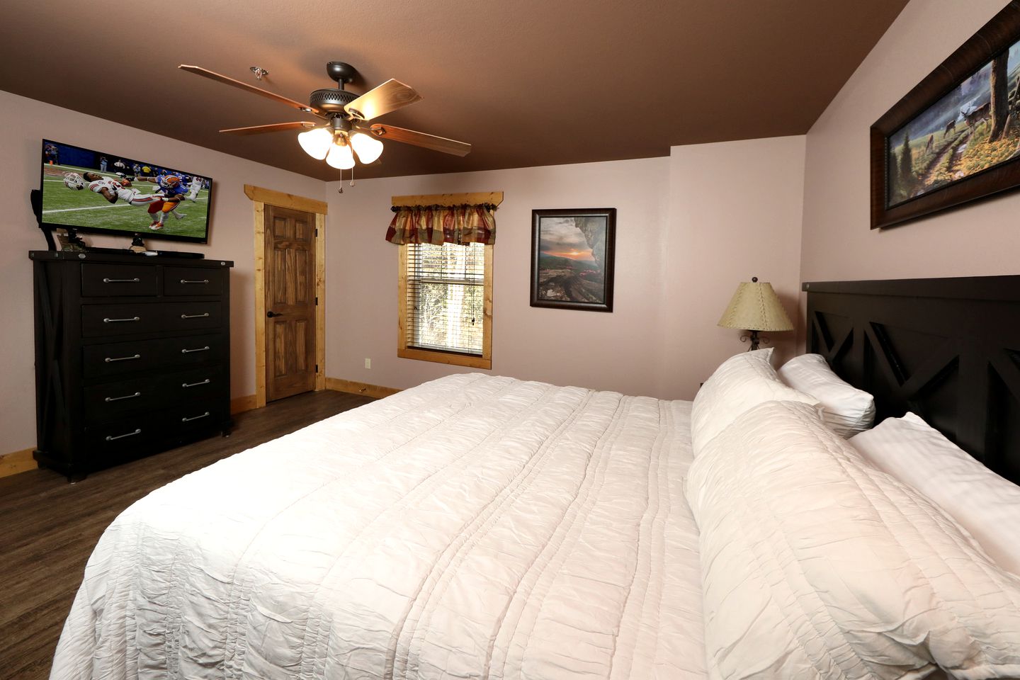 Amazing Cute Cabin with Fireplace, Game Room, Swimming Pool and Hot-tub in Gatlinburg, Tennessee