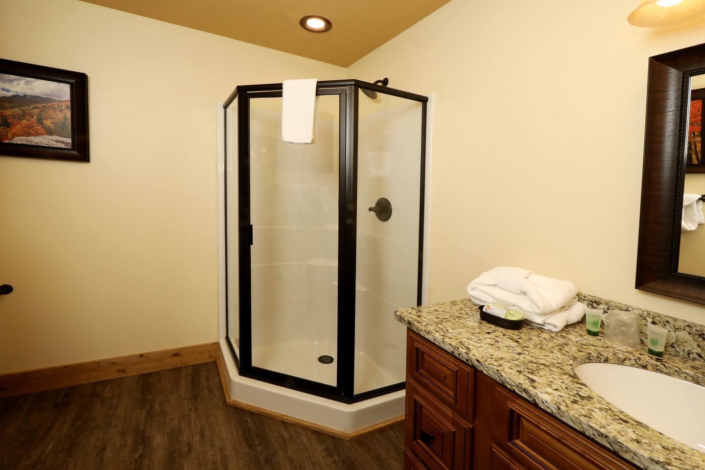 Amazing Cute Cabin with Fireplace, Game Room, Swimming Pool and Hot-tub in Gatlinburg, Tennessee