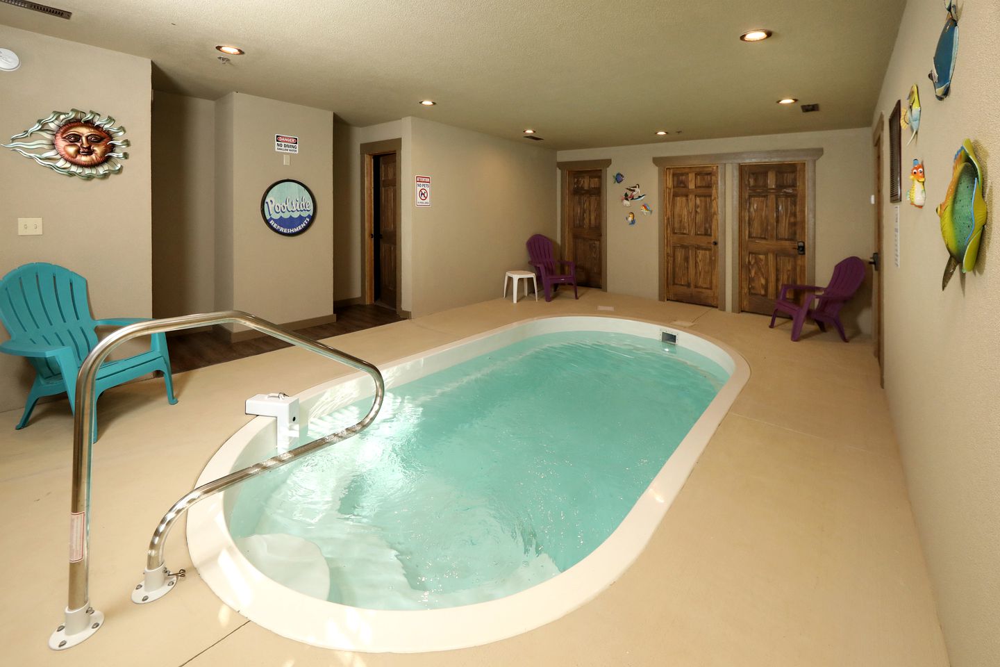 Amazing Cute Cabin with Fireplace, Game Room, Swimming Pool and Hot-tub in Gatlinburg, Tennessee