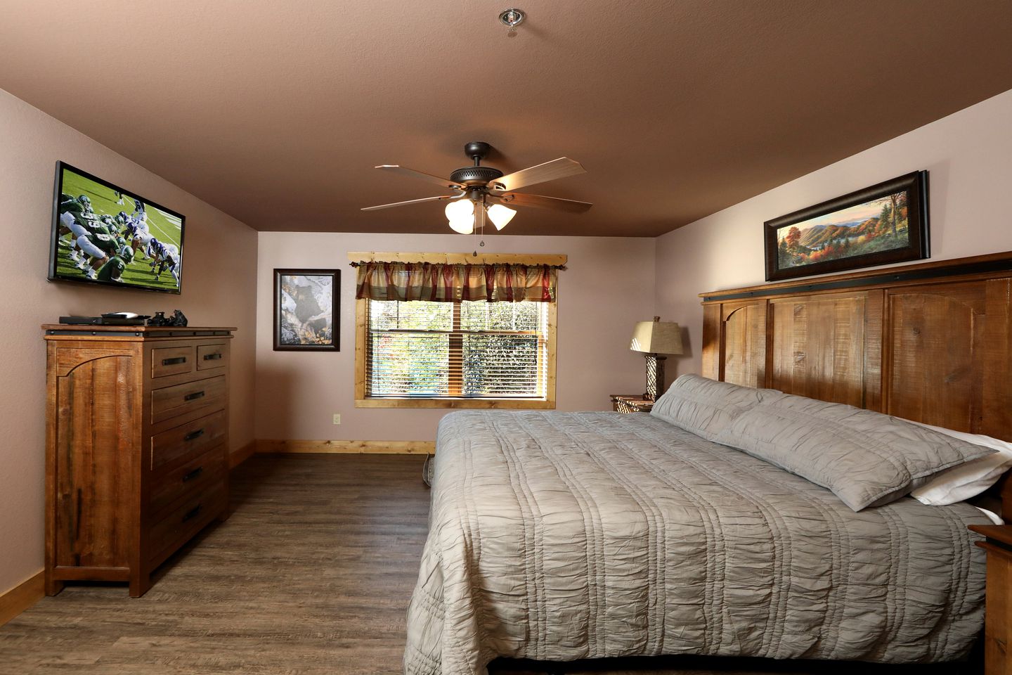 Amazing Cute Cabin with Fireplace, Game Room, Swimming Pool and Hot-tub in Gatlinburg, Tennessee