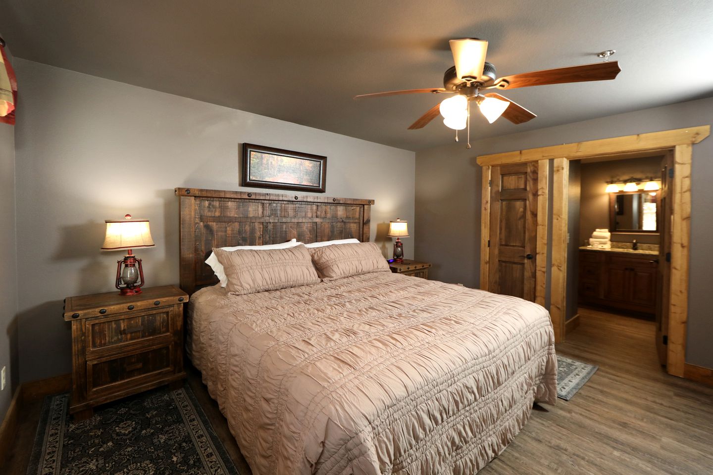 Amazing Cute Cabin with Fireplace, Game Room, Swimming Pool and Hot-tub in Gatlinburg, Tennessee