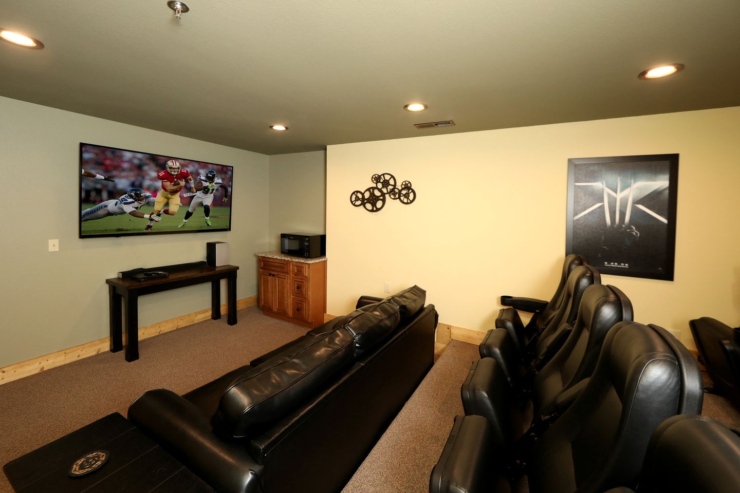 Amazing Cute Cabin with Fireplace, Game Room, Swimming Pool and Hot-tub in Gatlinburg, Tennessee