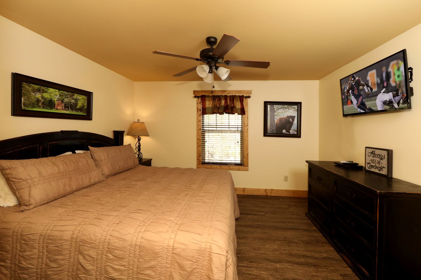 Amazing Cute Cabin with Fireplace, Game Room, Swimming Pool and Hot-tub in Gatlinburg, Tennessee