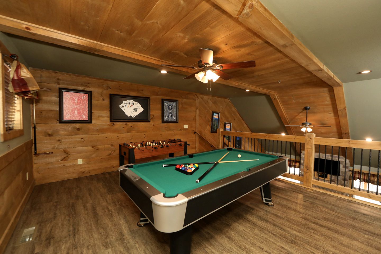 Amazing Cute Cabin with Fireplace, Game Room, Swimming Pool and Hot-tub in Gatlinburg, Tennessee