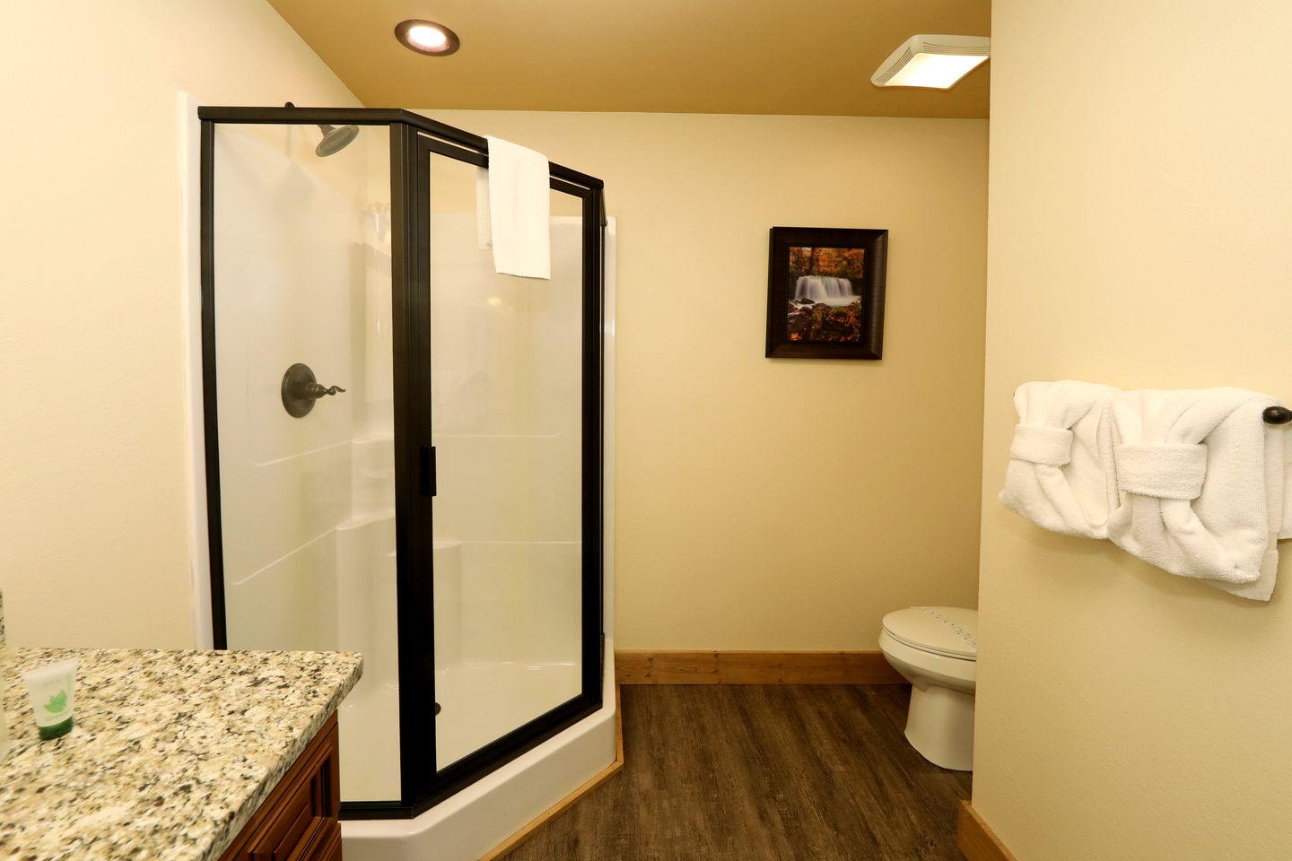 Amazing Cute Cabin with Fireplace, Game Room, Swimming Pool and Hot-tub in Gatlinburg, Tennessee