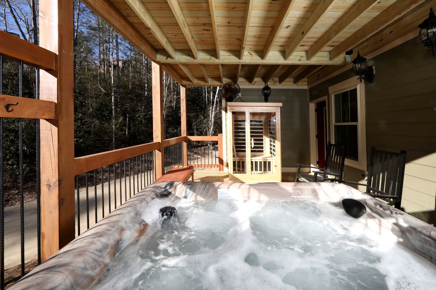 Amazing Cute Cabin with Fireplace, Game Room, Swimming Pool and Hot-tub in Gatlinburg, Tennessee