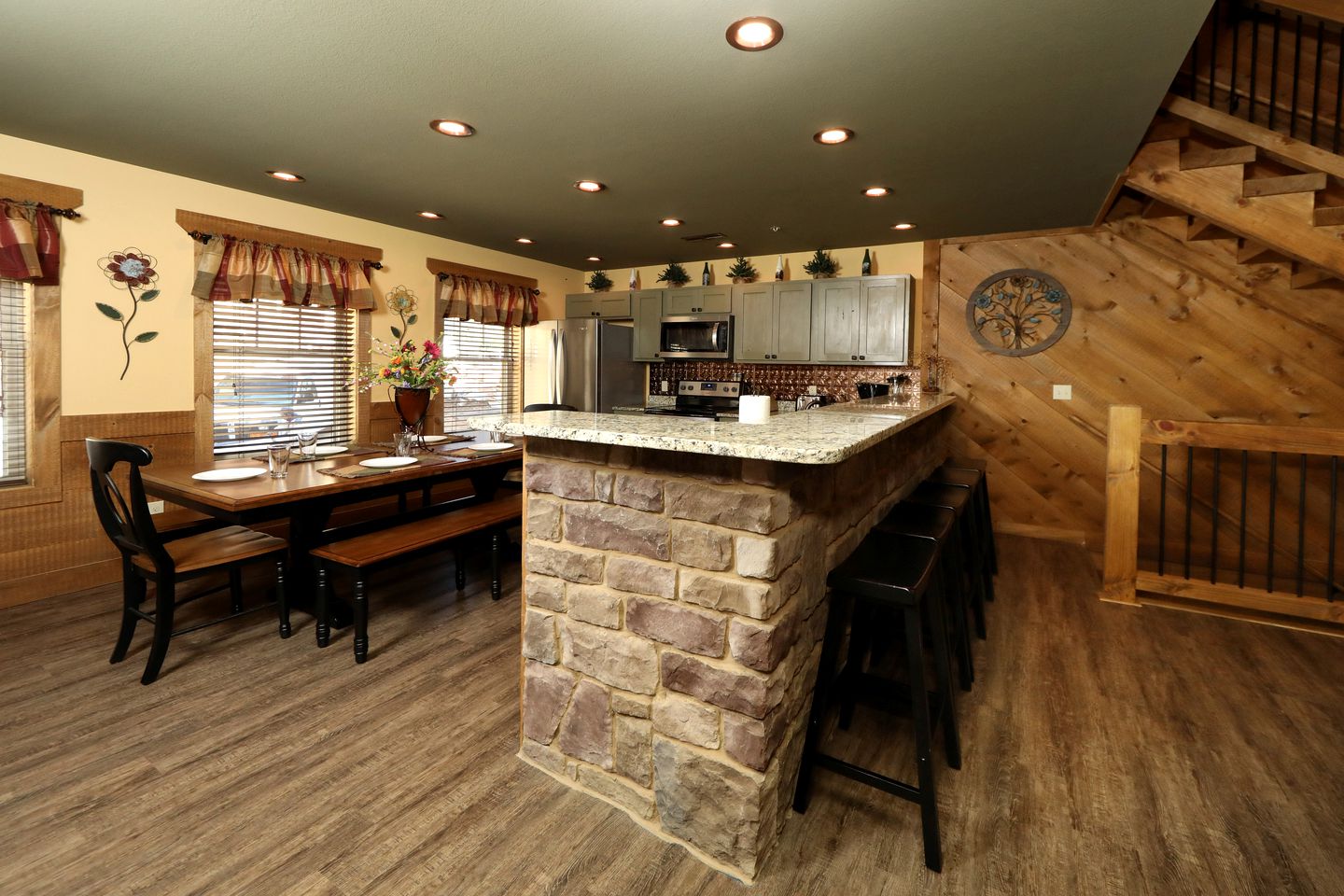 Amazing Cute Cabin with Fireplace, Game Room, Swimming Pool and Hot-tub in Gatlinburg, Tennessee