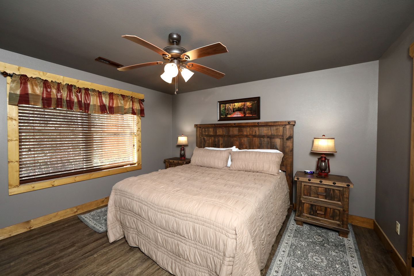 Amazing Cute Cabin with Fireplace, Game Room, Swimming Pool and Hot-tub in Gatlinburg, Tennessee