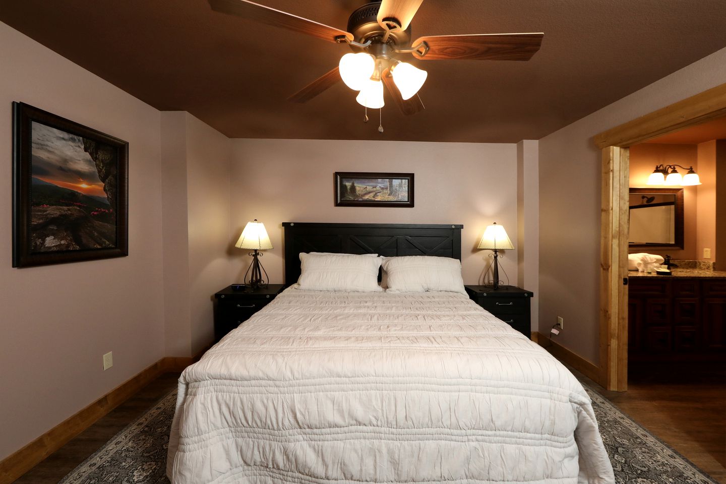 Amazing Cute Cabin with Fireplace, Game Room, Swimming Pool and Hot-tub in Gatlinburg, Tennessee