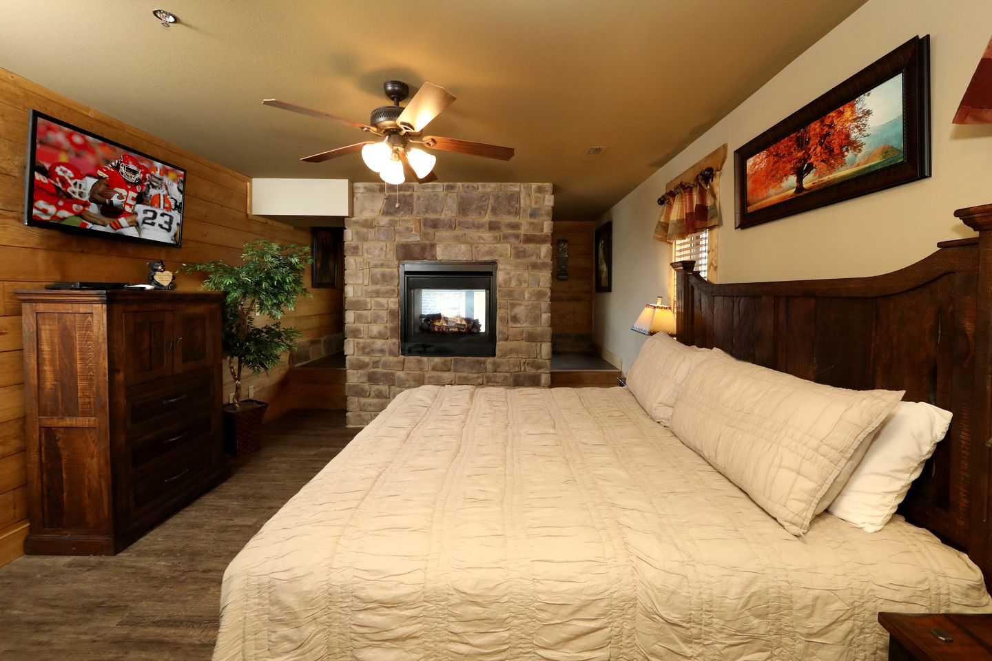 Amazing Cute Cabin with Fireplace, Game Room, Swimming Pool and Hot-tub in Gatlinburg, Tennessee