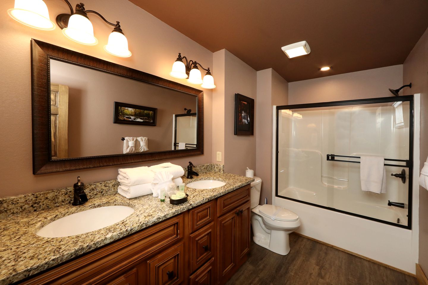 Amazing Cute Cabin with Fireplace, Game Room, Swimming Pool and Hot-tub in Gatlinburg, Tennessee