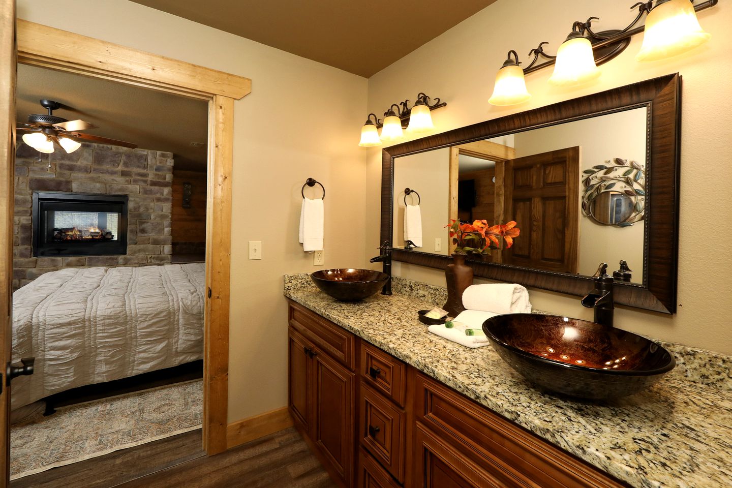 Amazing Cute Cabin with Fireplace, Game Room, Swimming Pool and Hot-tub in Gatlinburg, Tennessee