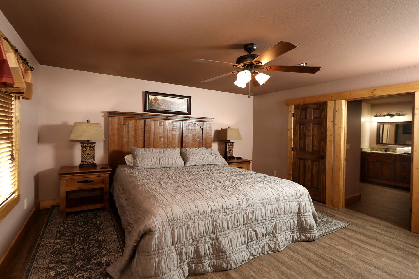 Amazing Cute Cabin with Fireplace, Game Room, Swimming Pool and Hot-tub in Gatlinburg, Tennessee