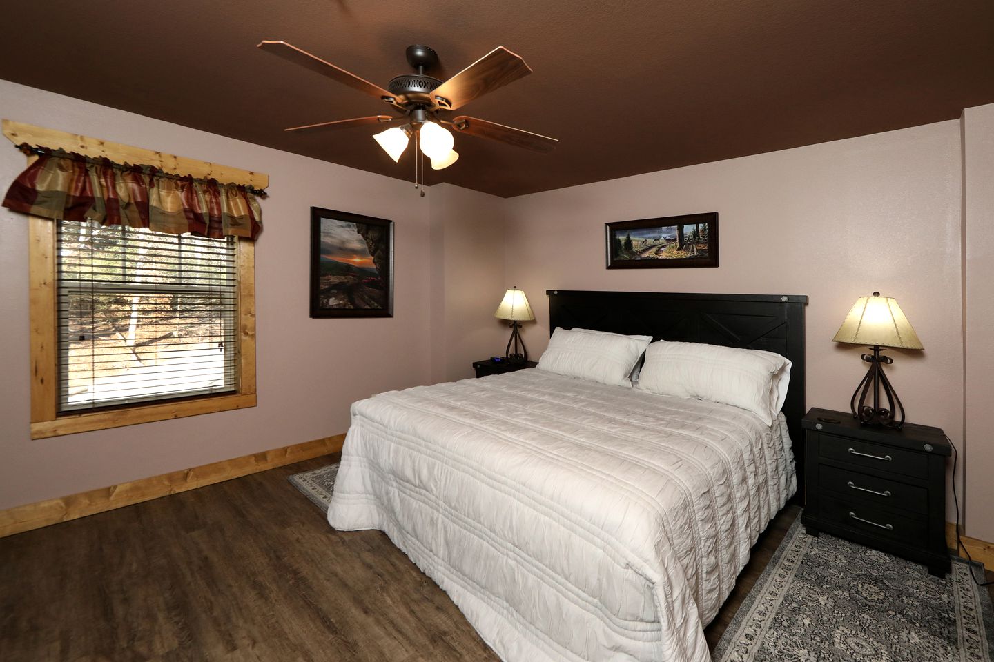 Amazing Cute Cabin with Fireplace, Game Room, Swimming Pool and Hot-tub in Gatlinburg, Tennessee