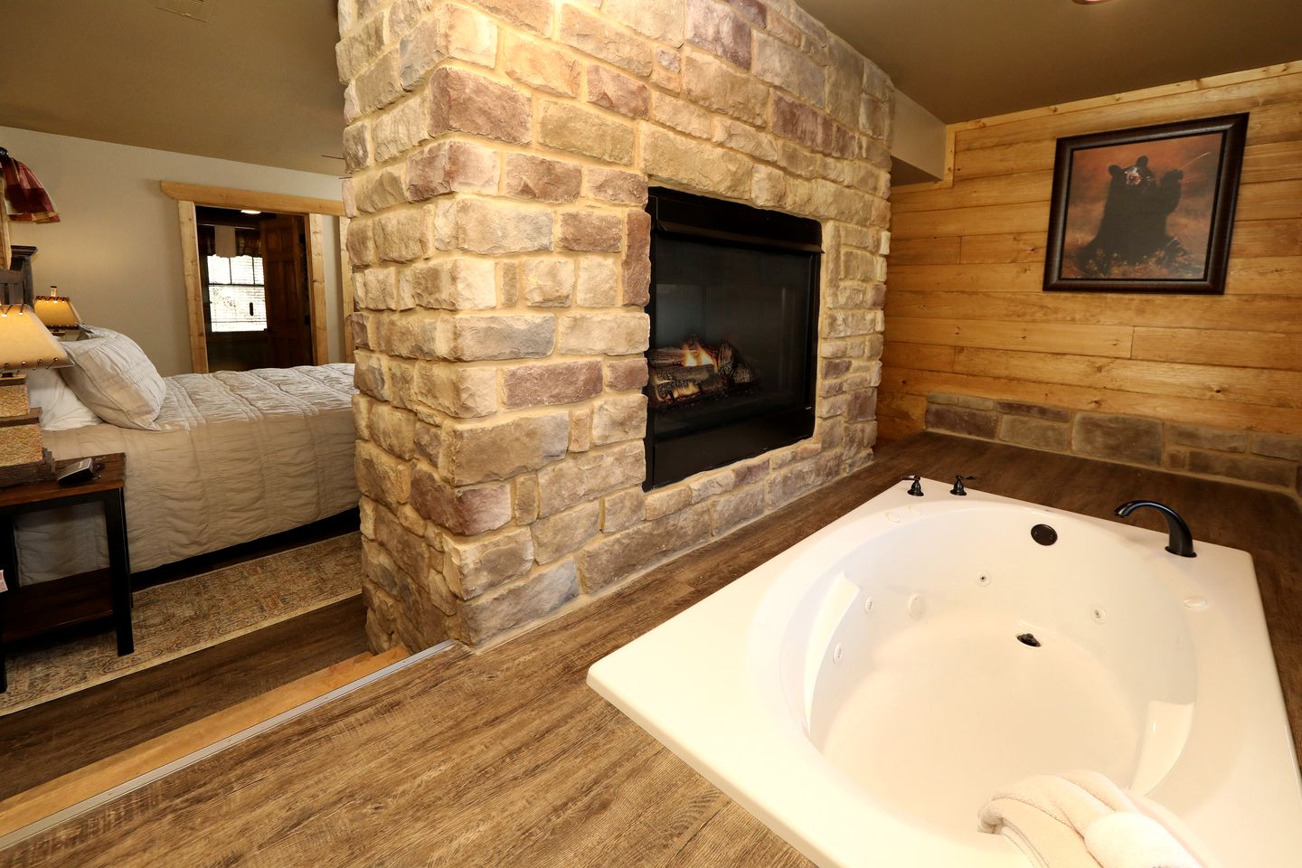 Amazing Cute Cabin with Fireplace, Game Room, Swimming Pool and Hot-tub in Gatlinburg, Tennessee