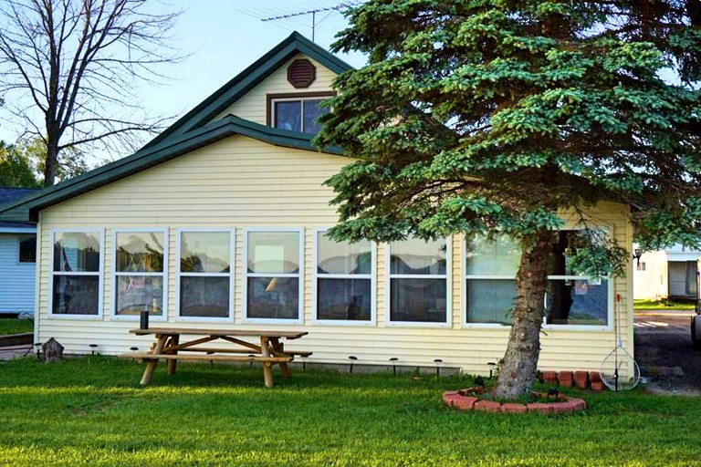 Cabins (Hope, Michigan, United States)