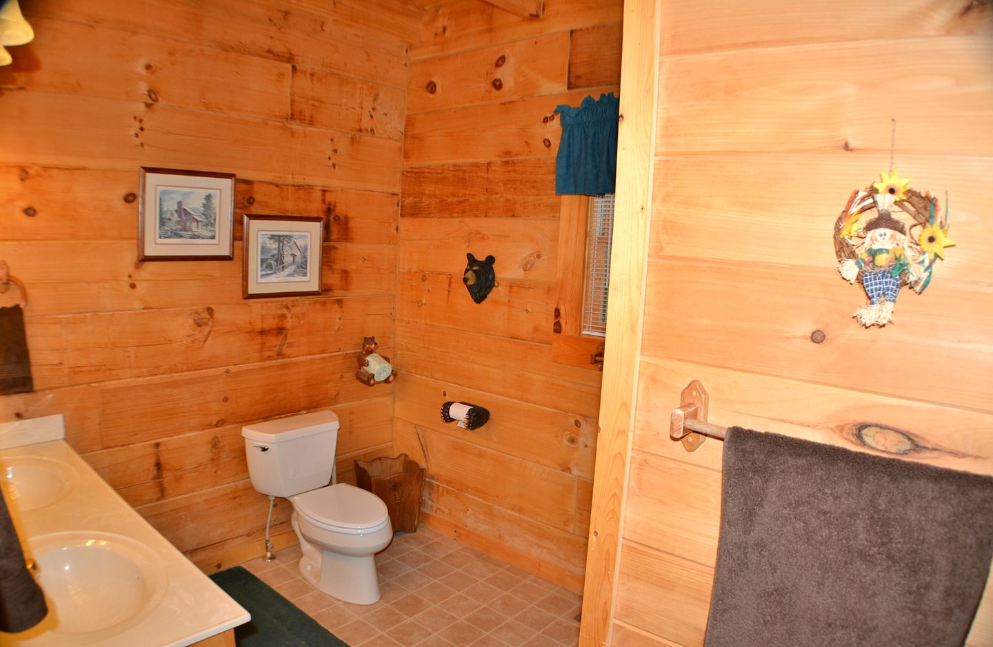 Spacious Family Cabin Rental with Mountain Views and a Hot Tub in Sevierville, Tennessee