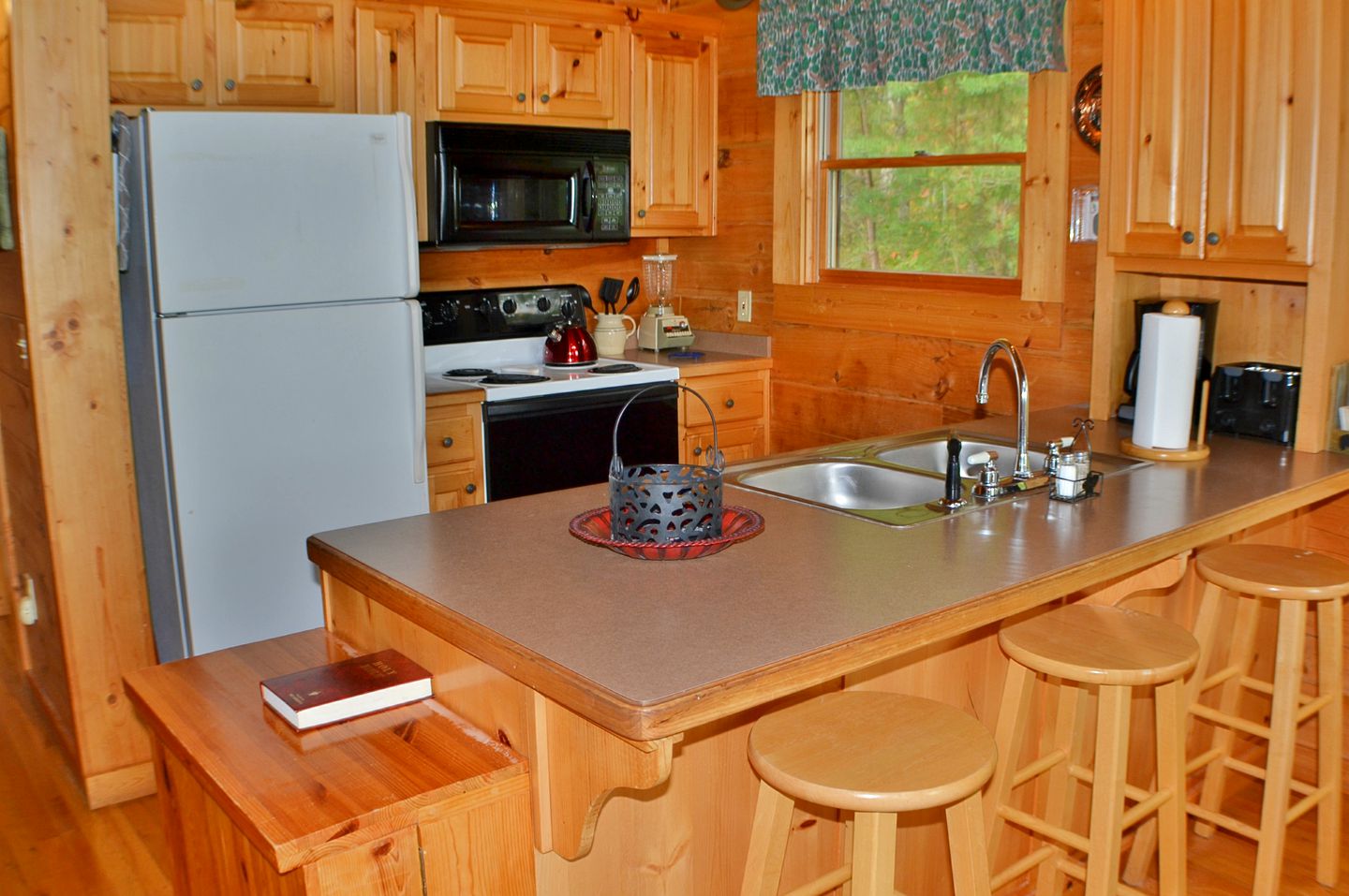 Spacious Family Cabin Rental with Mountain Views and a Hot Tub in Sevierville, Tennessee