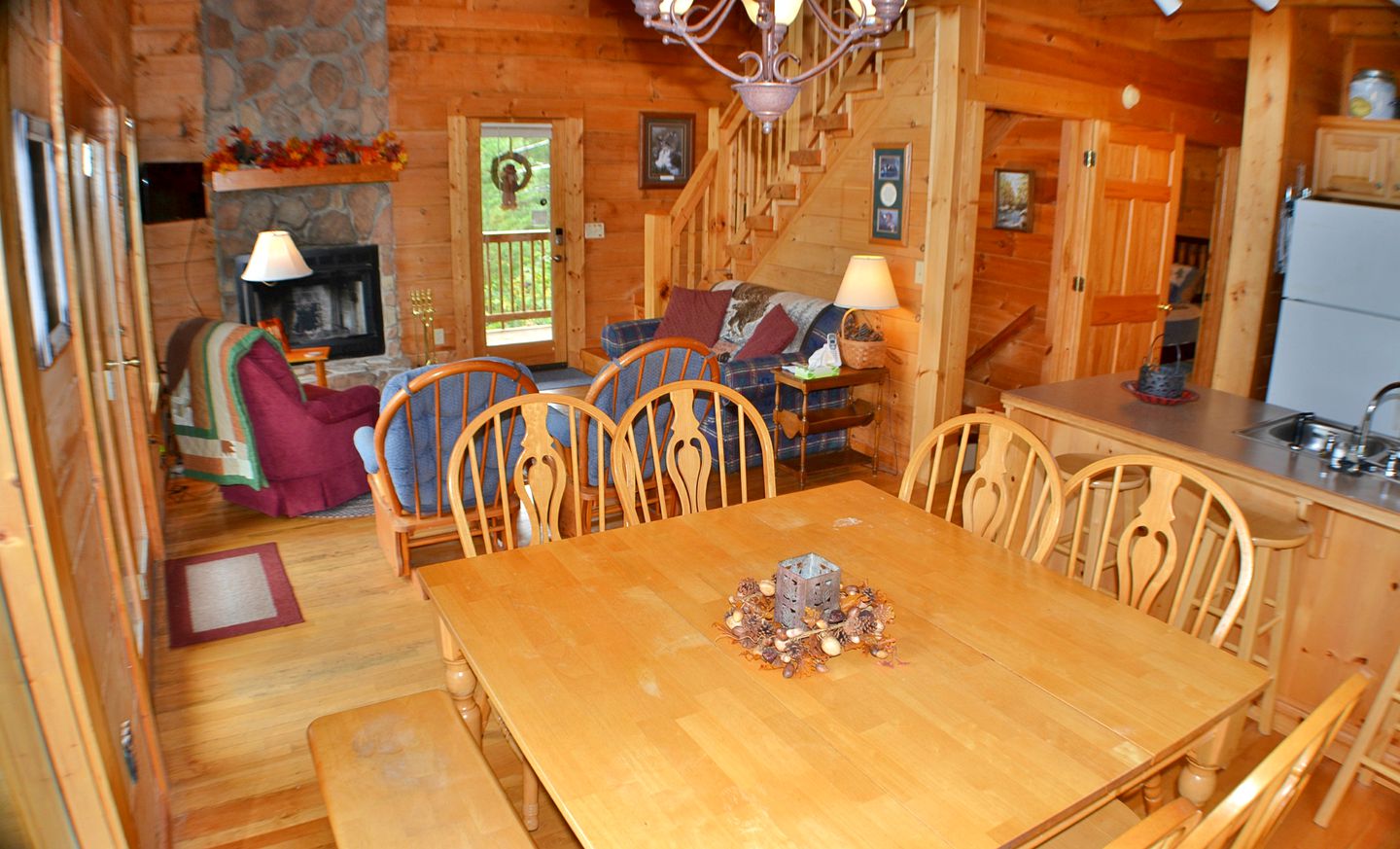 Spacious Family Cabin Rental with Mountain Views and a Hot Tub in Sevierville, Tennessee