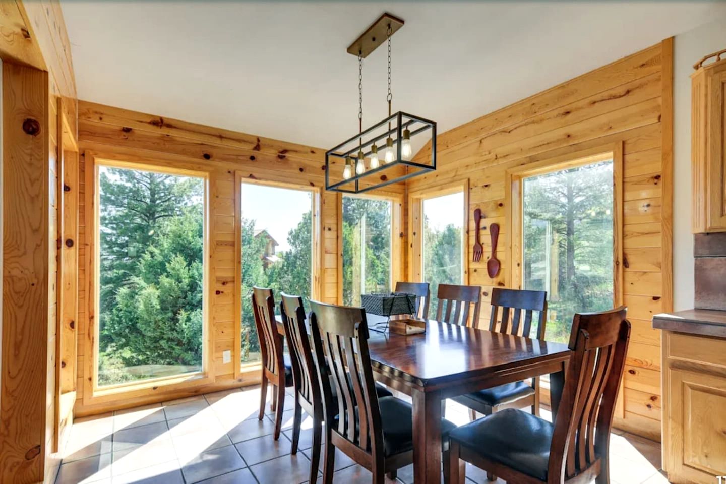 Spacious Family-Friendly Cabin with Pet-Friendly Dog Run & Supercharger Near Bryce Canyon, Alton, UT