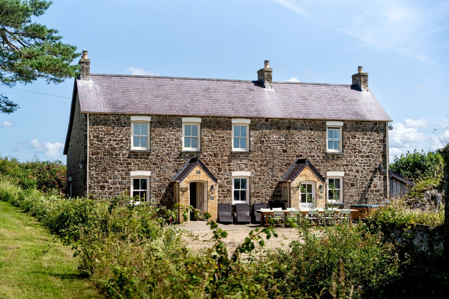 Rustic Countryside Farmhouse with Hot Tub & Games Room near Llawhaden, Pembrokeshire