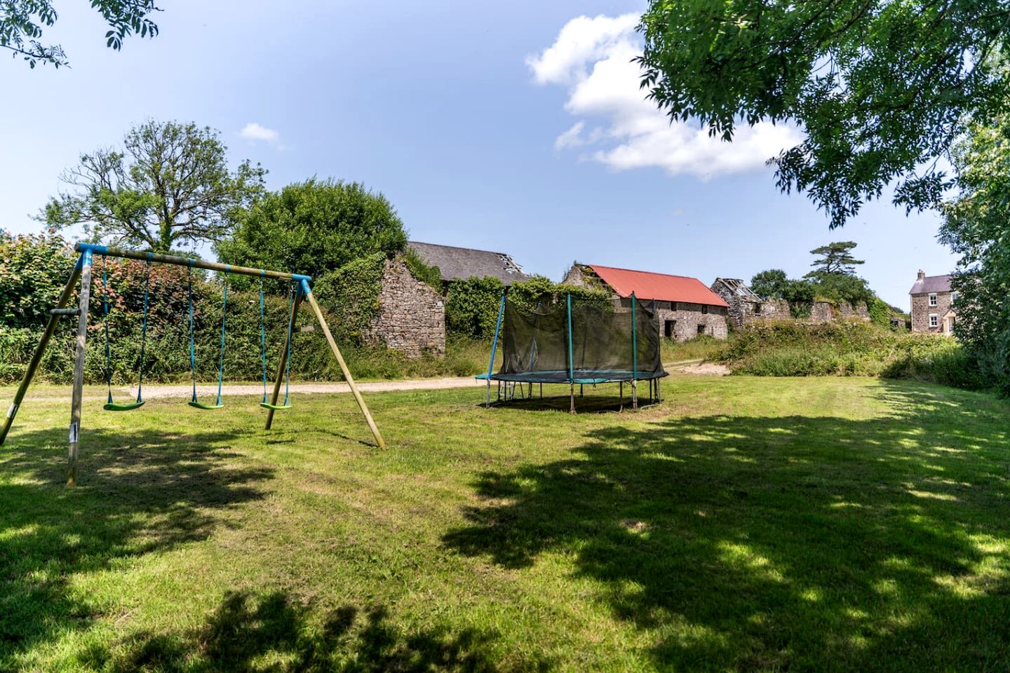 Rustic Countryside Farmhouse with Hot Tub & Games Room near Llawhaden, Pembrokeshire