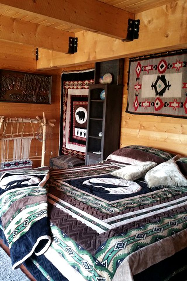 Spacious, Inviting Log Cabin Encircled by Wildlife in Utah