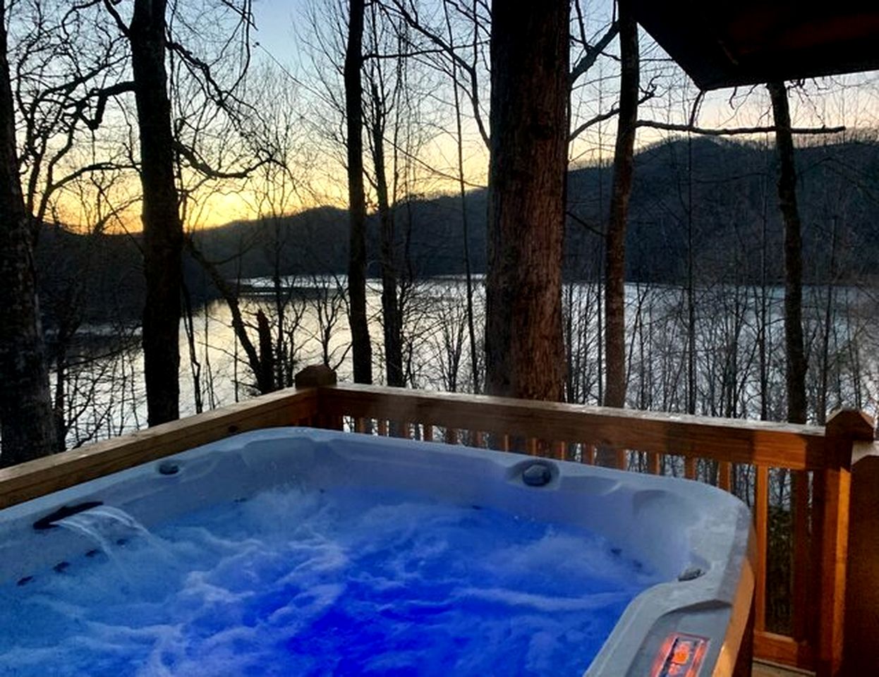 Spacious Lakeside House with Hot Tub for Glamping in Topton, North Carolina