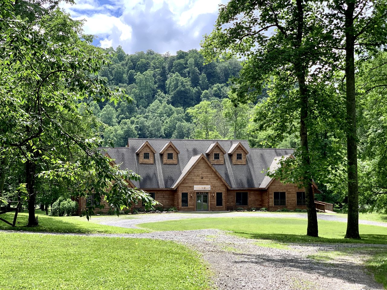 Spacious Lodge with Many Rooms, and Great Nature Surroundings in West Virginia