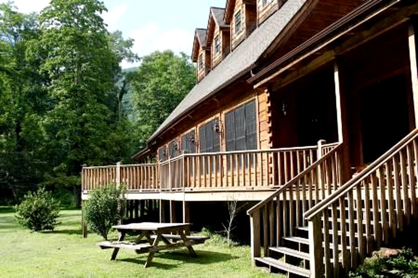 Spacious Lodge with Many Rooms, and Great Nature Surroundings in West Virginia