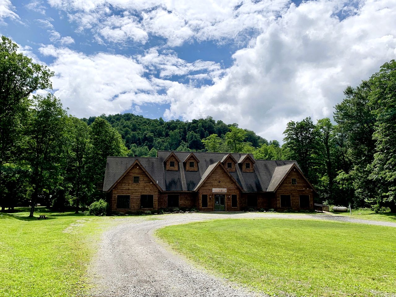 Spacious Lodge with Many Rooms, and Great Nature Surroundings in West Virginia
