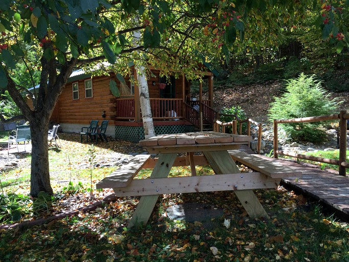 Log Cabins (Greenwood, Maine, United States)