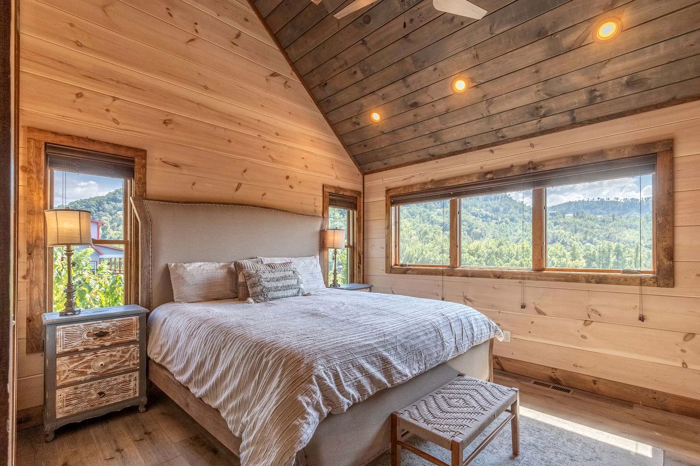 Spacious Luxury Cabin with Game Room near Pigeon Forge Attractions – Gatlinburg, TN