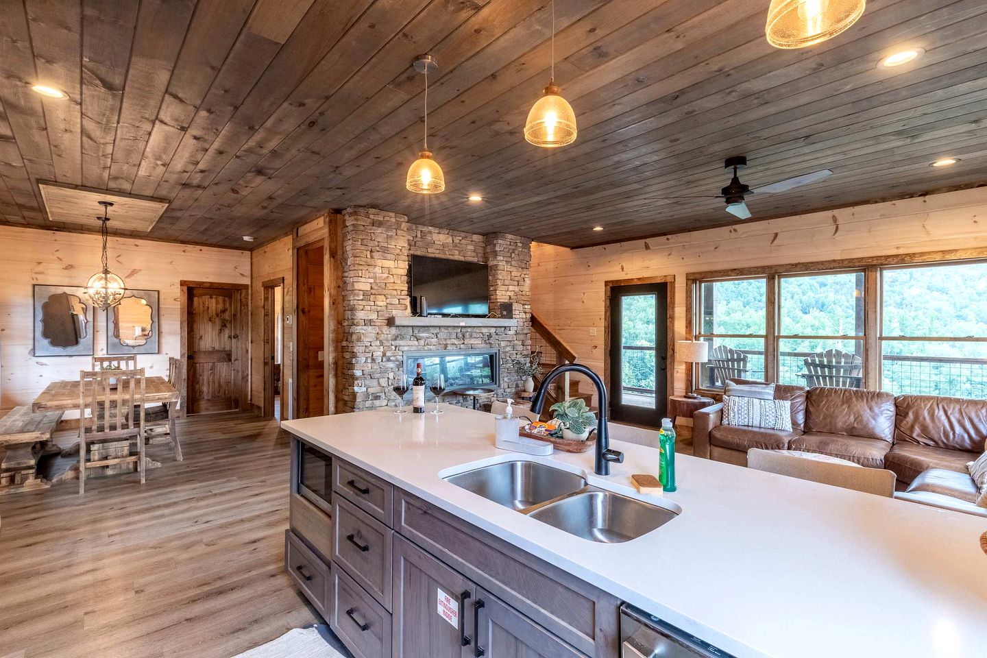 Spacious Luxury Cabin with Game Room near Pigeon Forge Attractions – Gatlinburg, TN