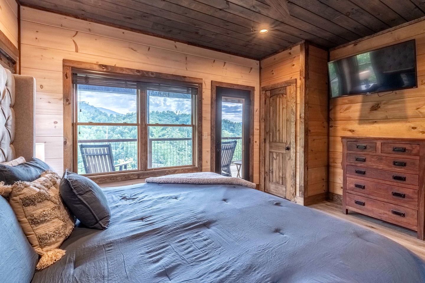 Spacious Luxury Cabin with Game Room near Pigeon Forge Attractions – Gatlinburg, TN