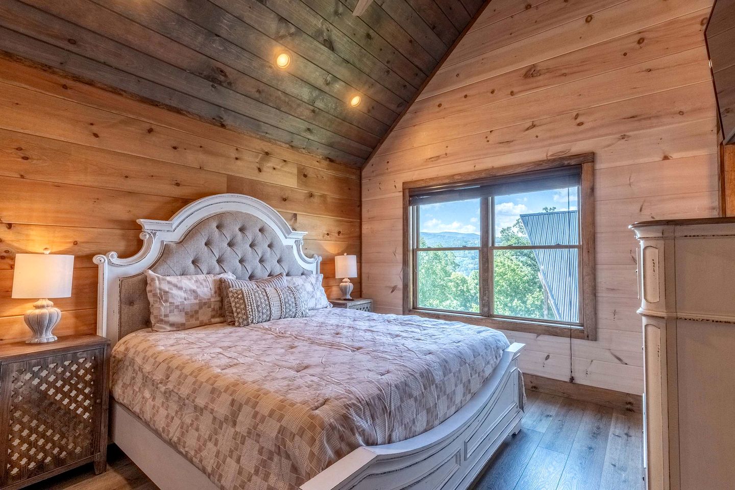 Spacious Luxury Cabin with Game Room near Pigeon Forge Attractions – Gatlinburg, TN