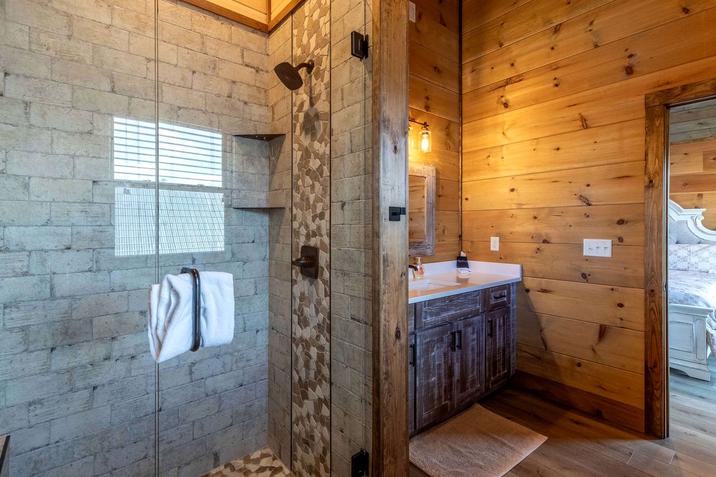 Spacious Luxury Cabin with Game Room near Pigeon Forge Attractions – Gatlinburg, TN