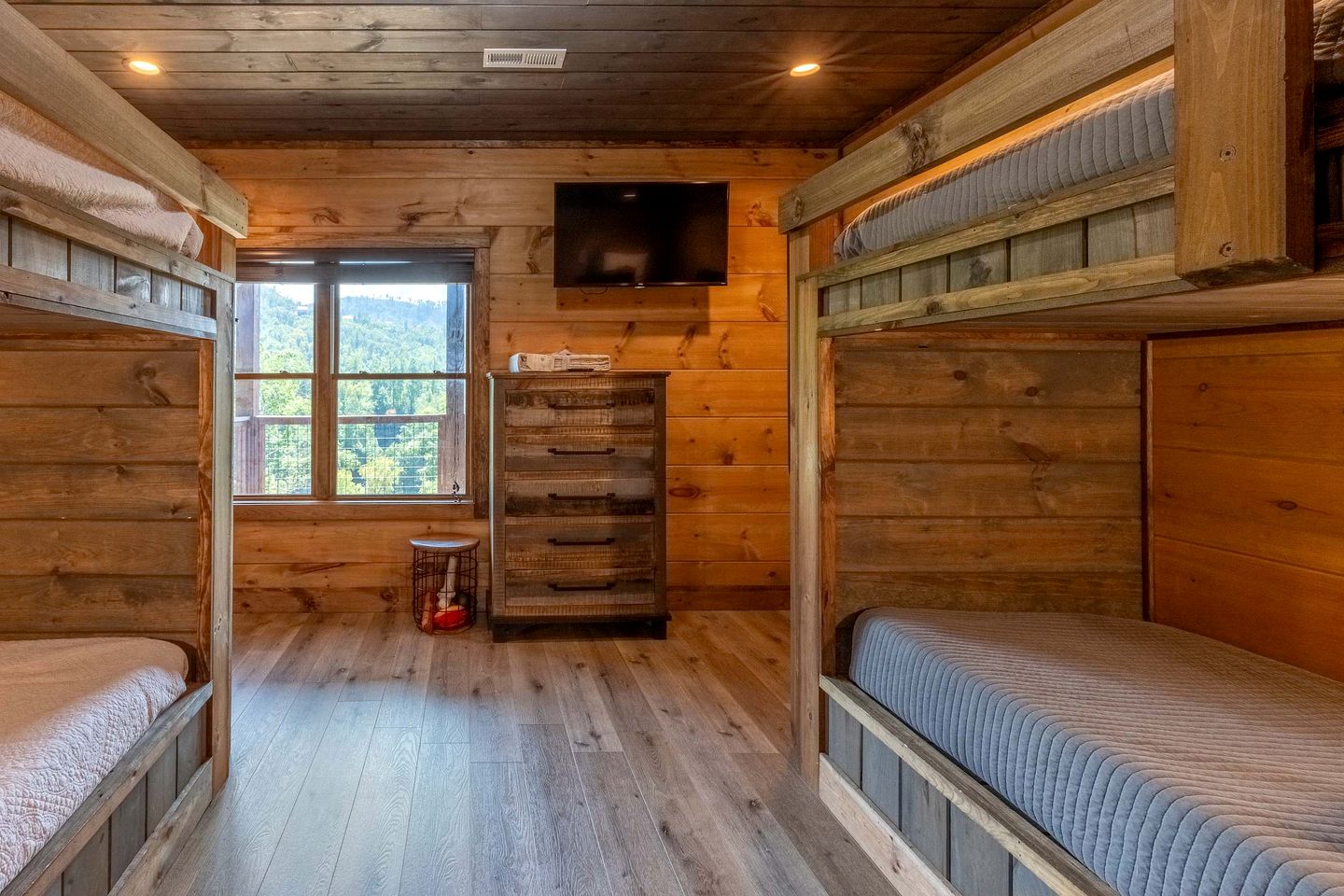 Spacious Luxury Cabin with Game Room near Pigeon Forge Attractions – Gatlinburg, TN