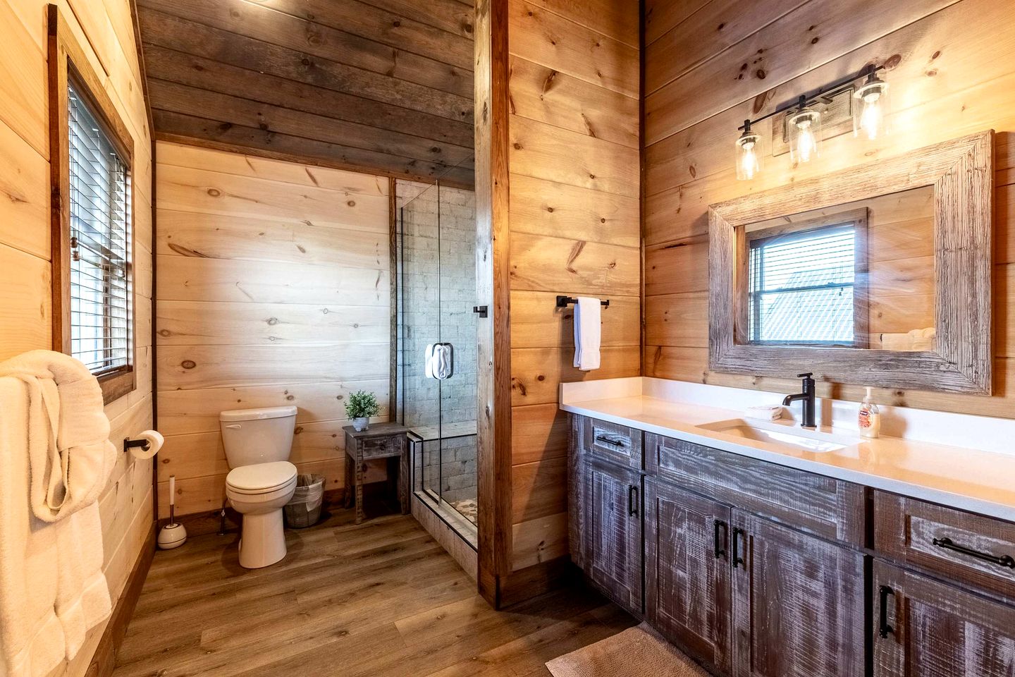 Spacious Luxury Cabin with Game Room near Pigeon Forge Attractions – Gatlinburg, TN