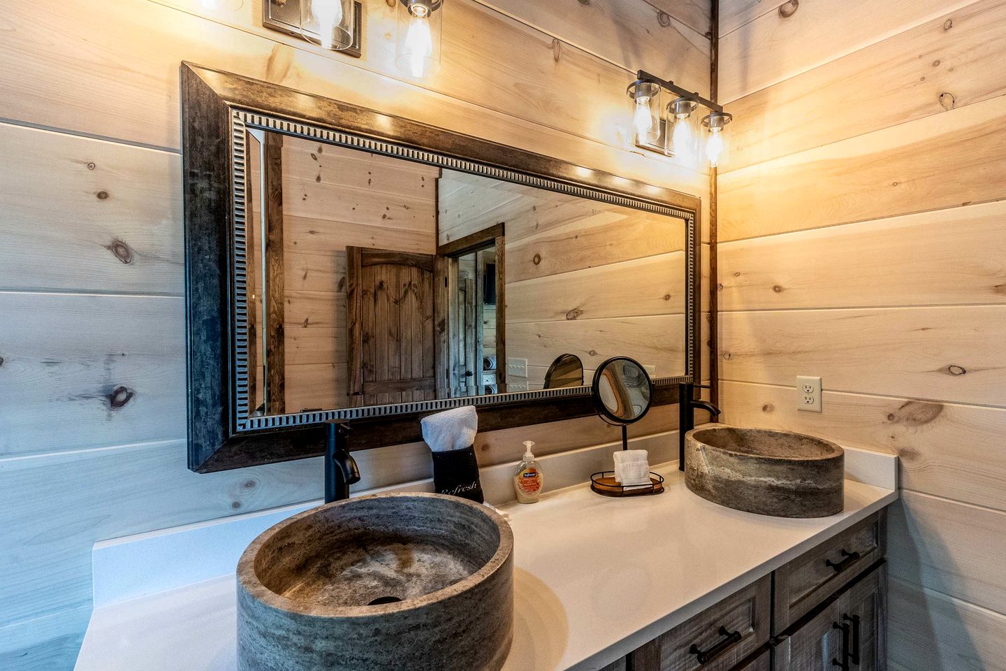 Spacious Luxury Cabin with Game Room near Pigeon Forge Attractions – Gatlinburg, TN